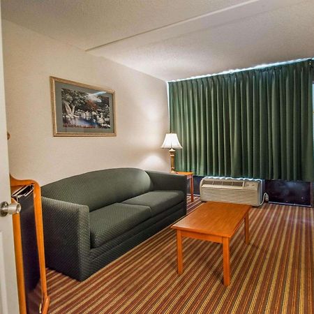 Quality Inn & Suites At Tropicana Field St. Petersburg Exterior photo