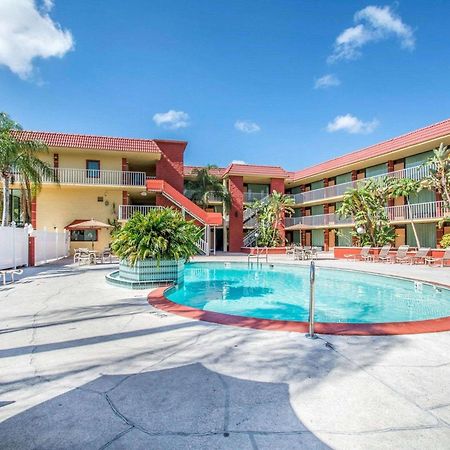 Quality Inn & Suites At Tropicana Field St. Petersburg Exterior photo