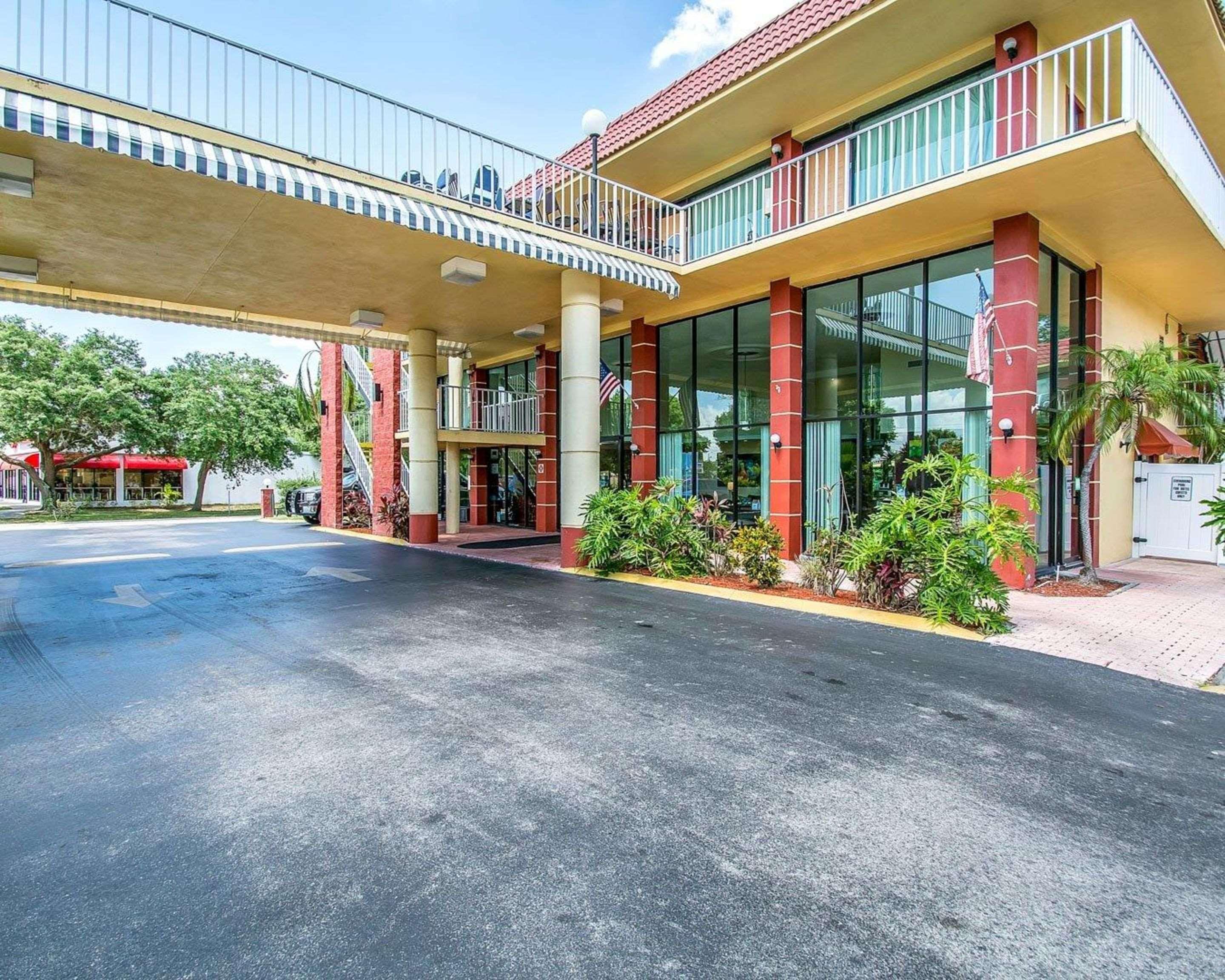 Quality Inn & Suites At Tropicana Field St. Petersburg Exterior photo