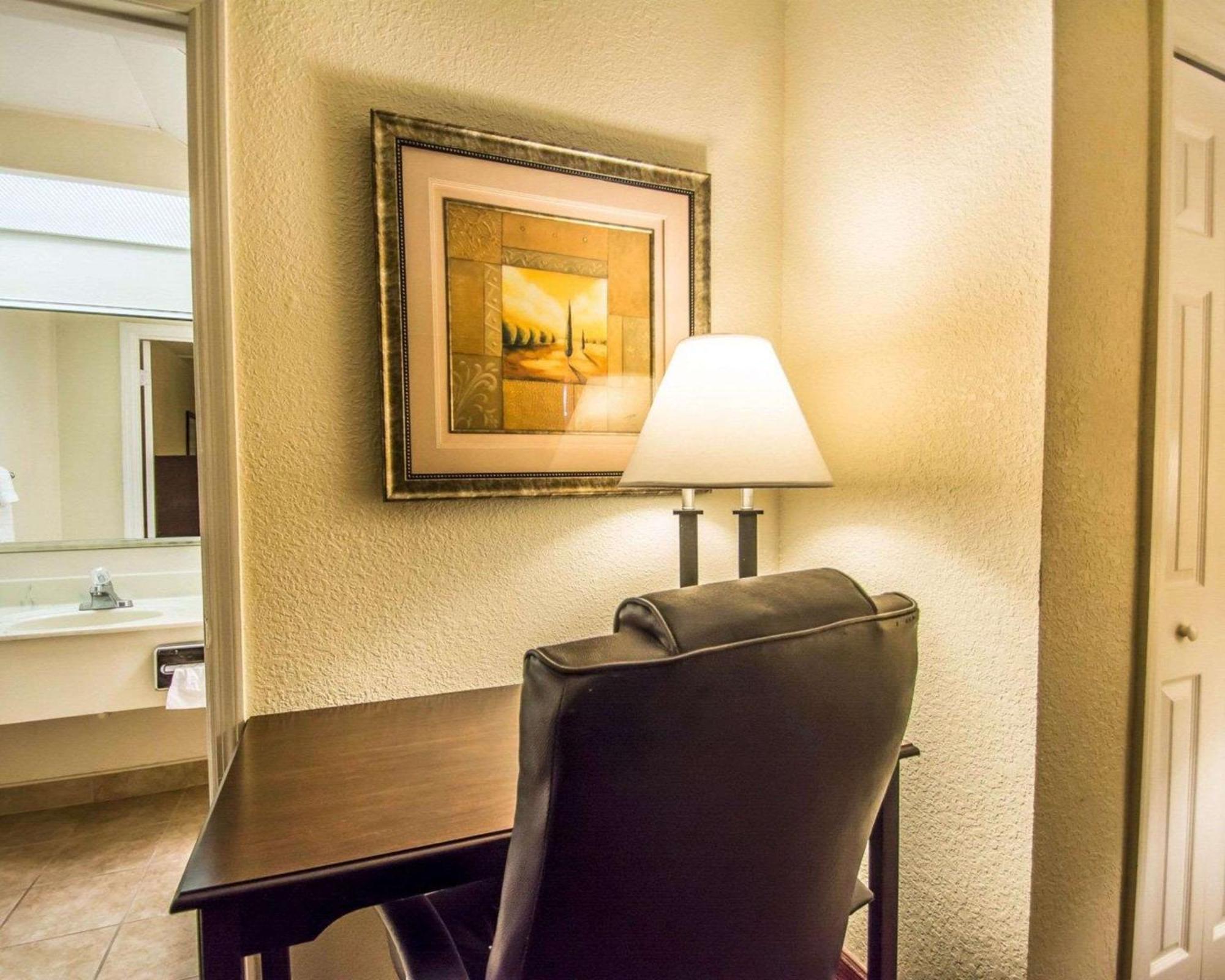 Quality Inn & Suites At Tropicana Field St. Petersburg Exterior photo