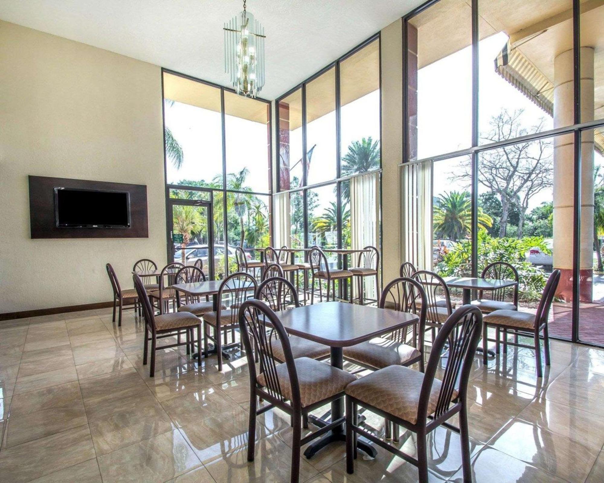 Quality Inn & Suites At Tropicana Field St. Petersburg Exterior photo