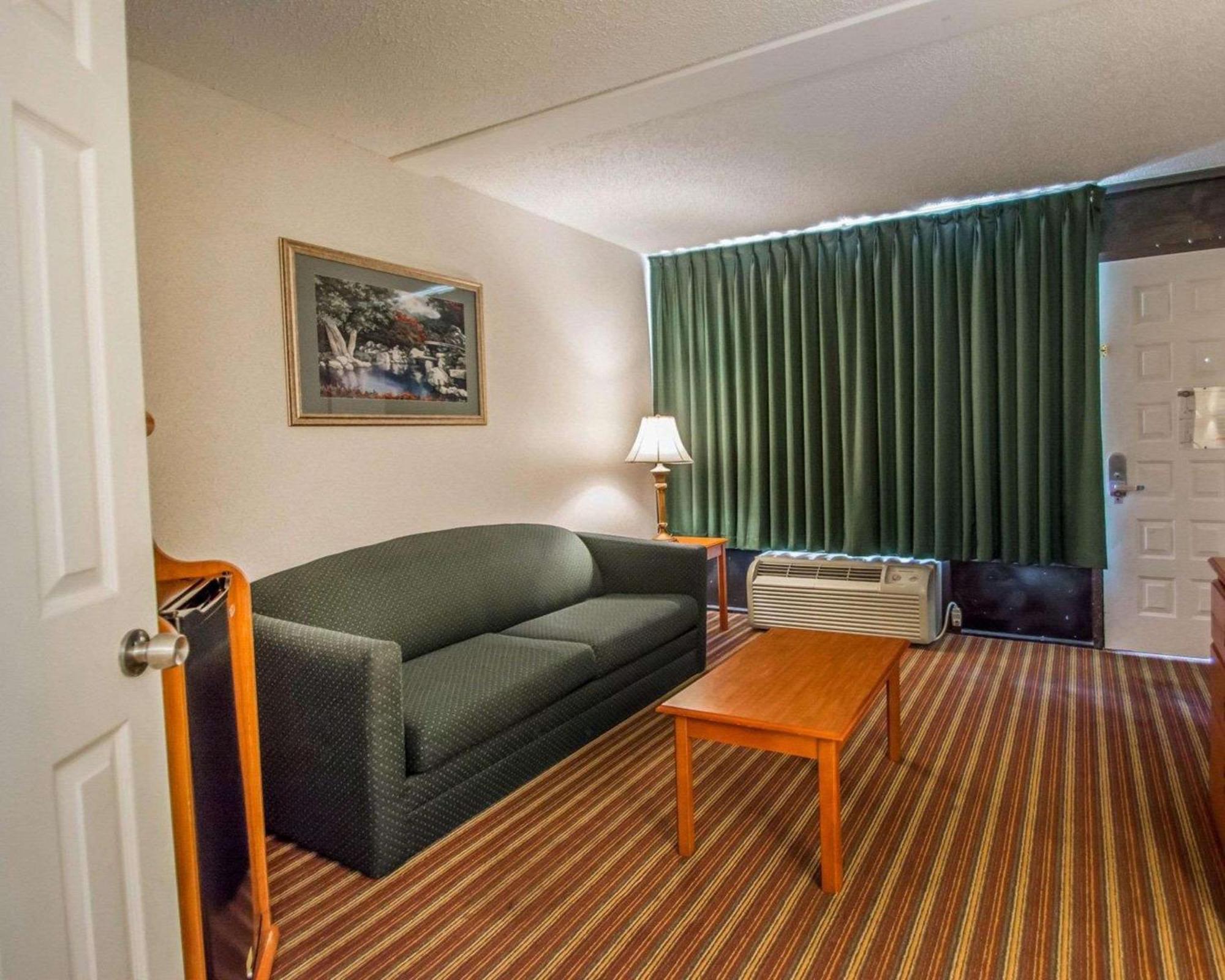 Quality Inn & Suites At Tropicana Field St. Petersburg Exterior photo