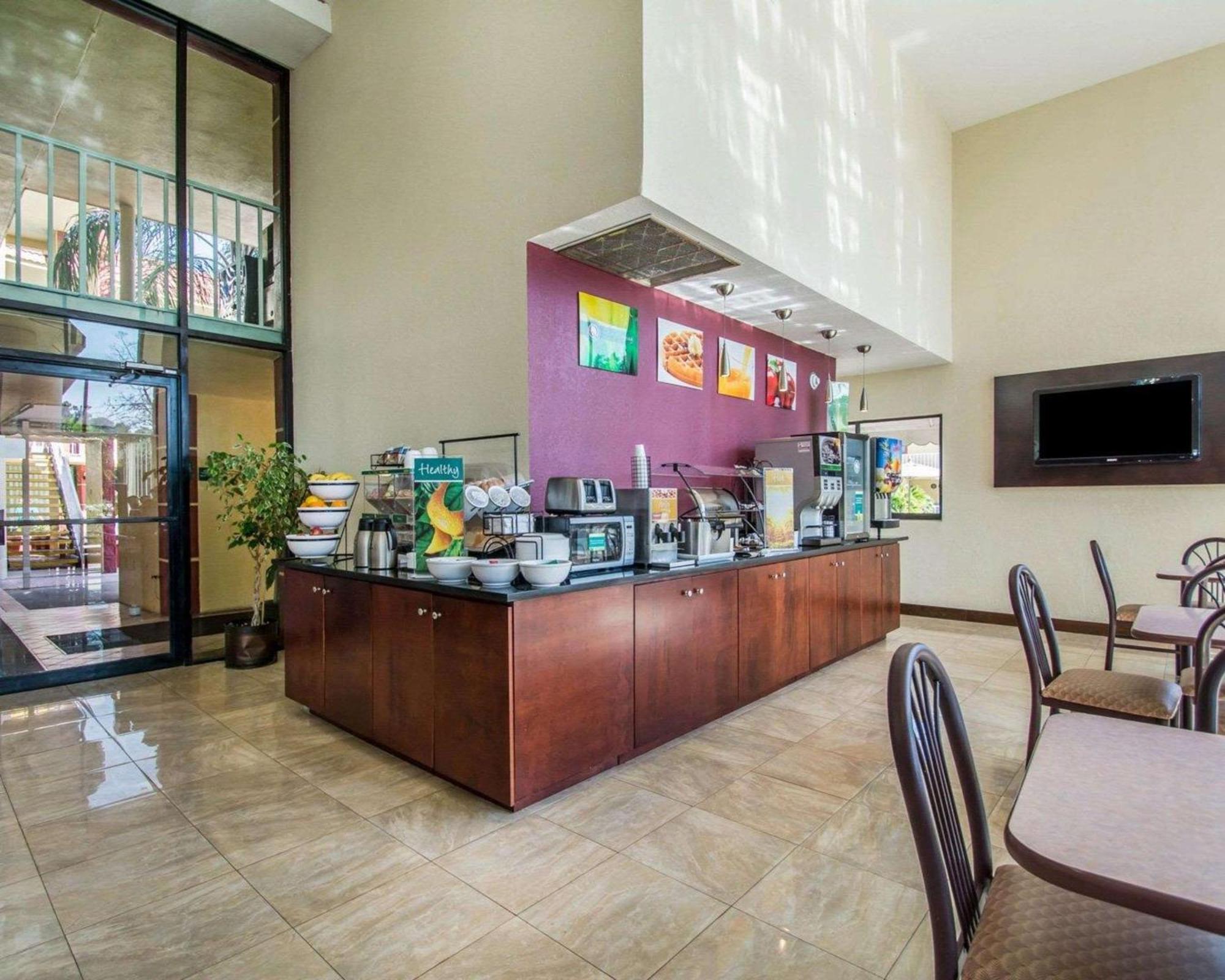 Quality Inn & Suites At Tropicana Field St. Petersburg Exterior photo