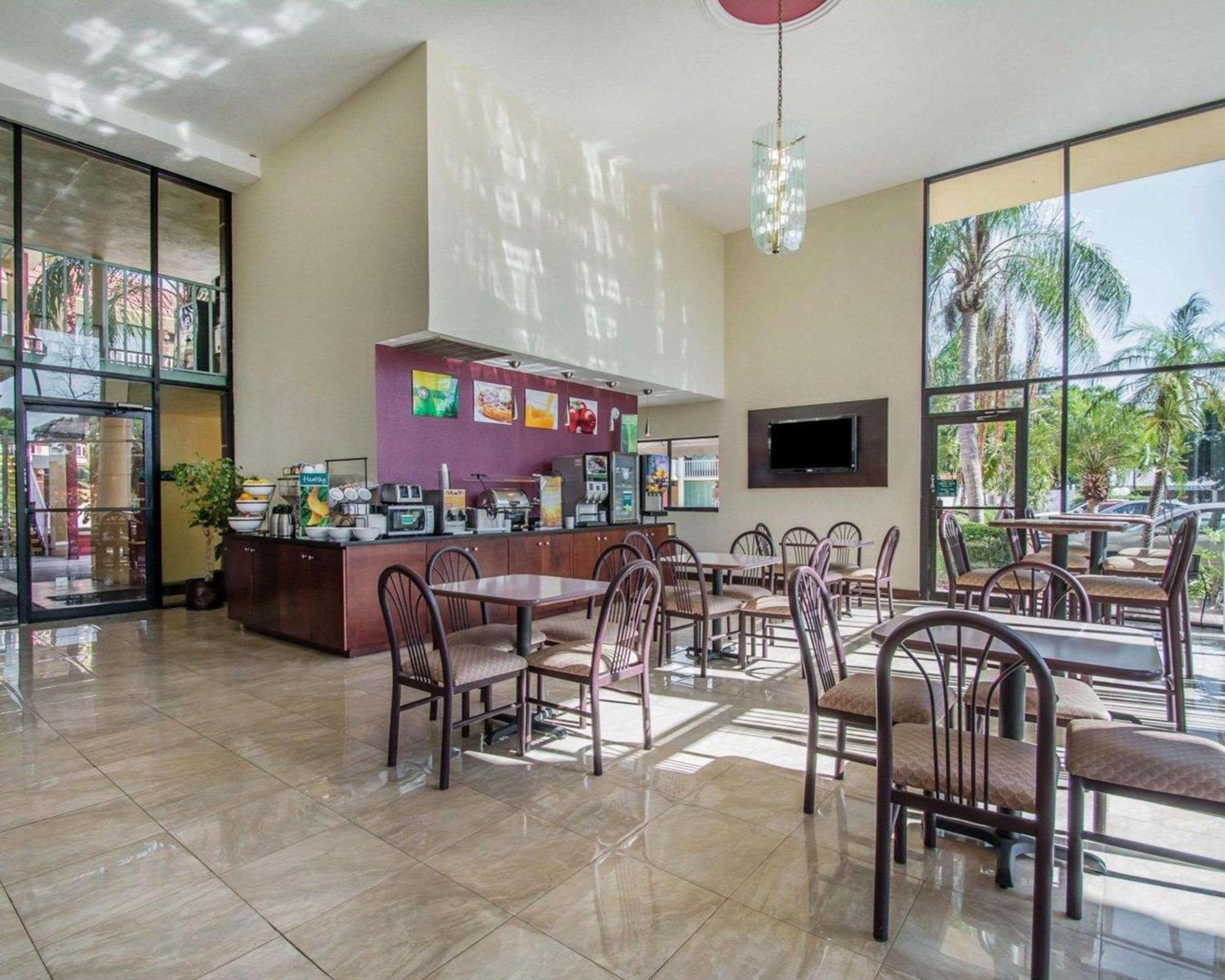 Quality Inn & Suites At Tropicana Field St. Petersburg Exterior photo