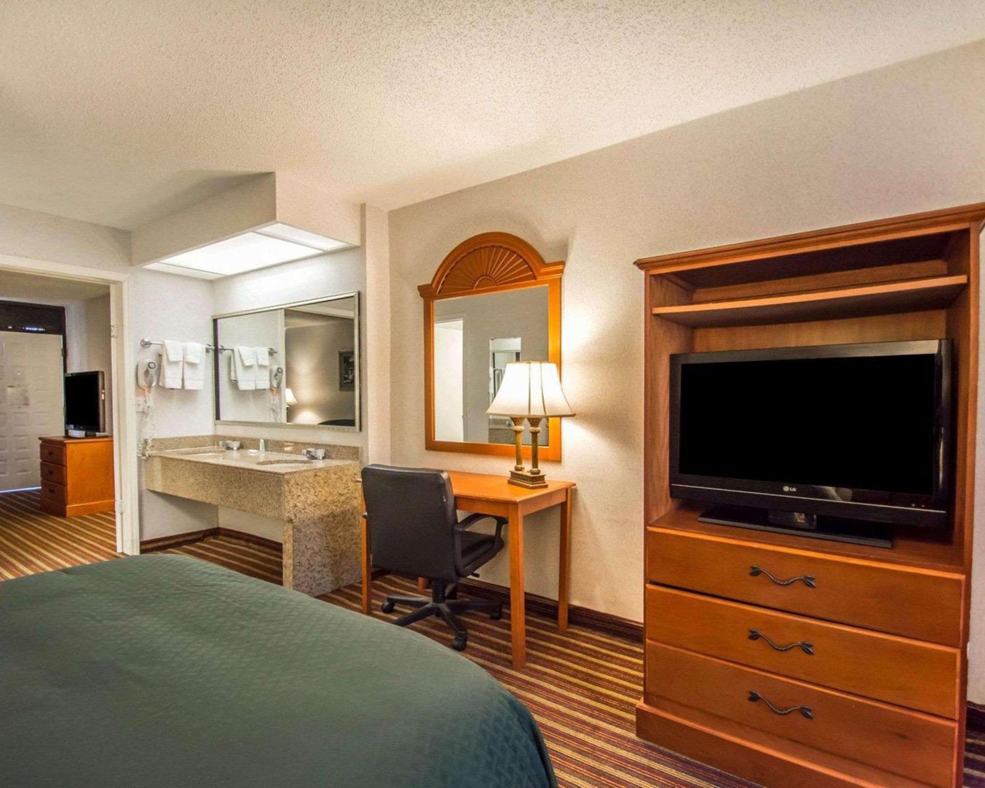 Quality Inn & Suites At Tropicana Field St. Petersburg Exterior photo