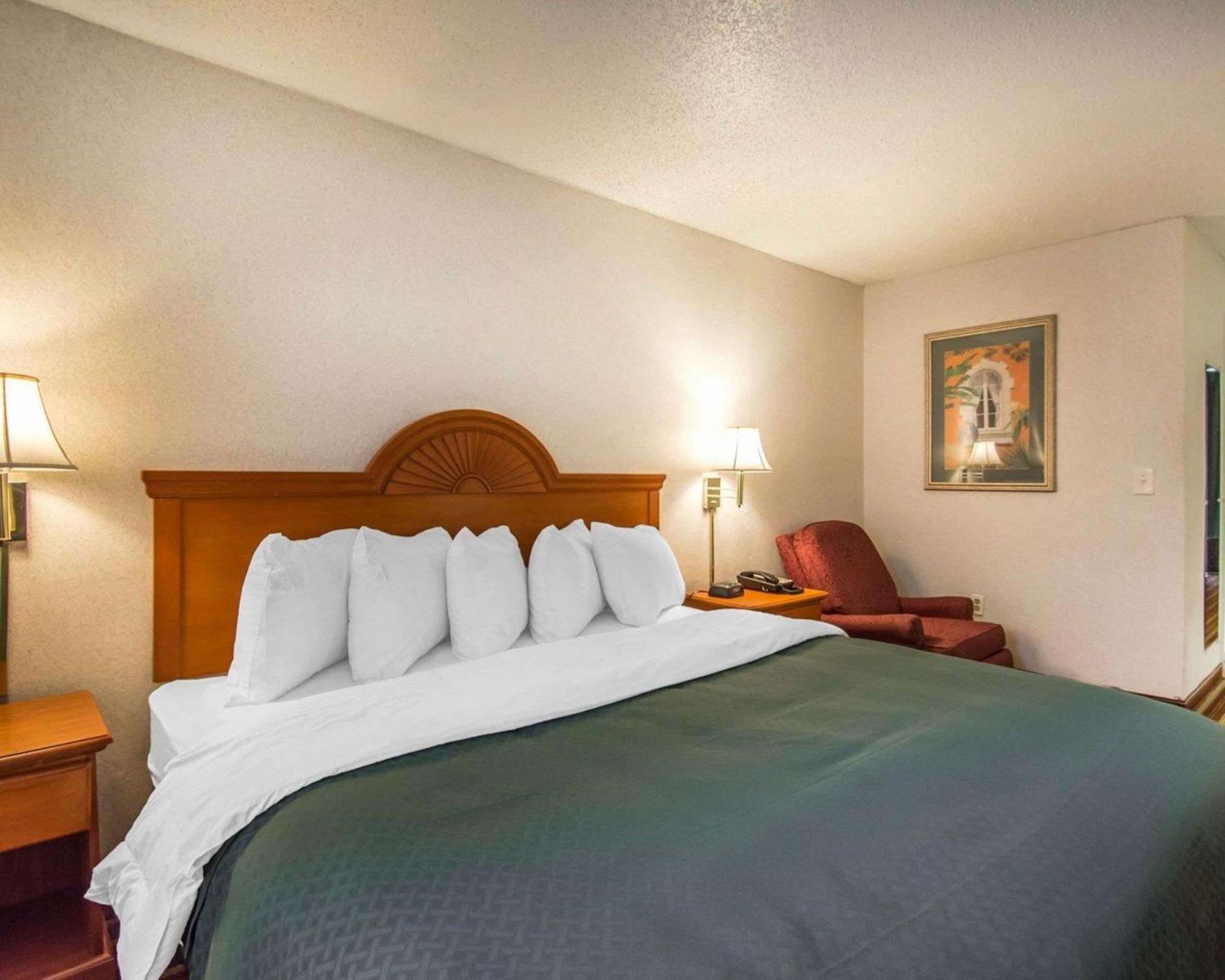 Quality Inn & Suites At Tropicana Field St. Petersburg Exterior photo