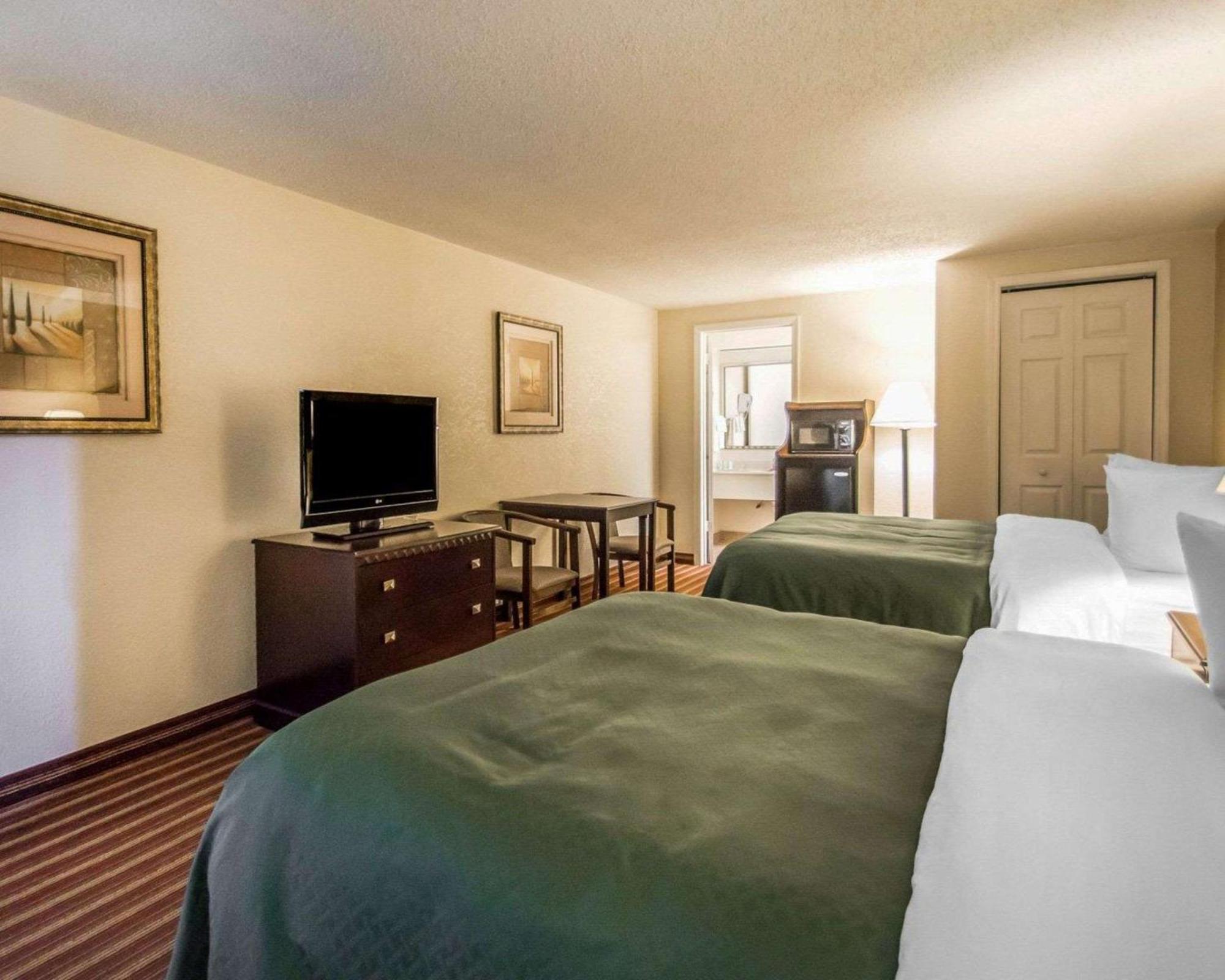 Quality Inn & Suites At Tropicana Field St. Petersburg Exterior photo