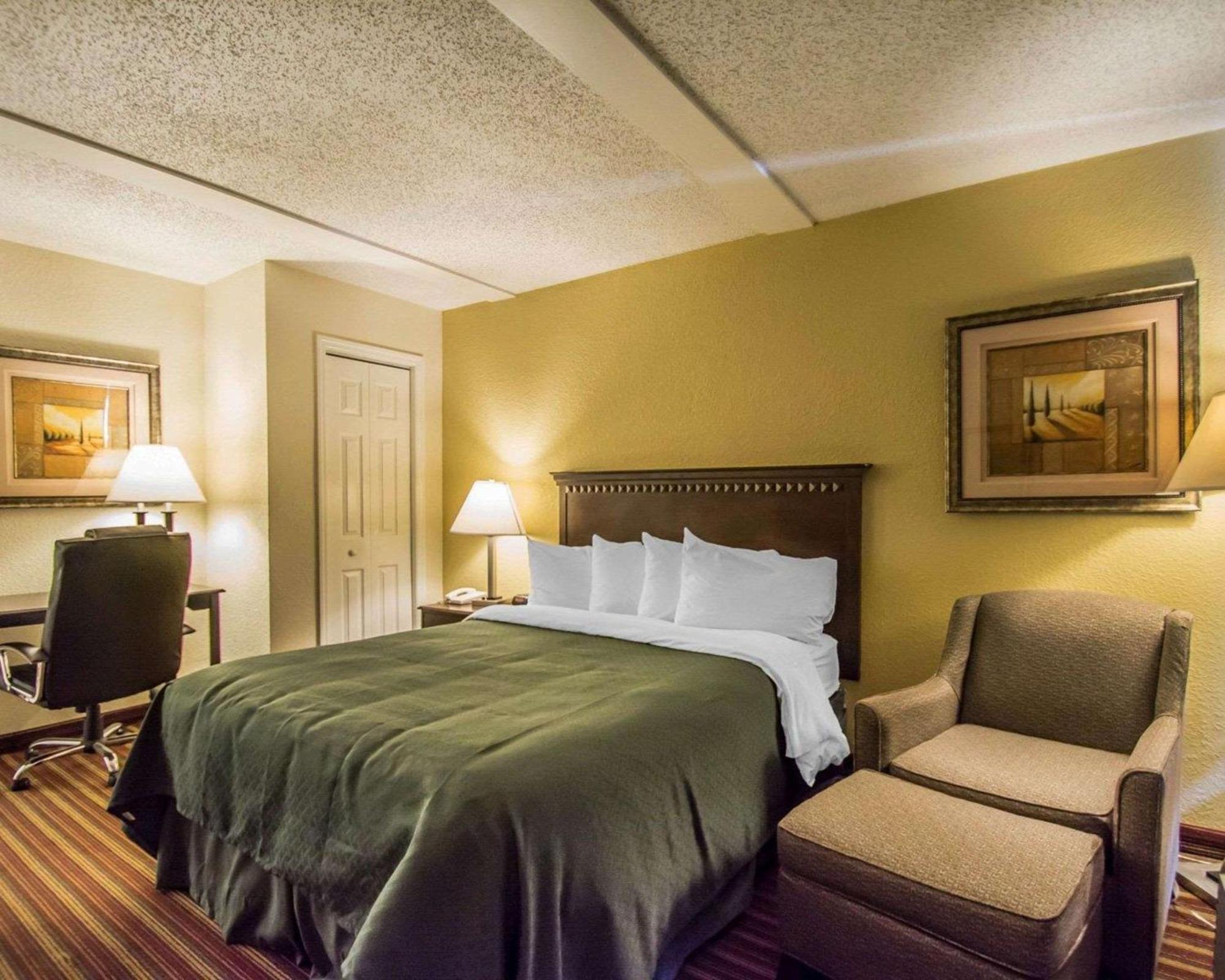 Quality Inn & Suites At Tropicana Field St. Petersburg Exterior photo