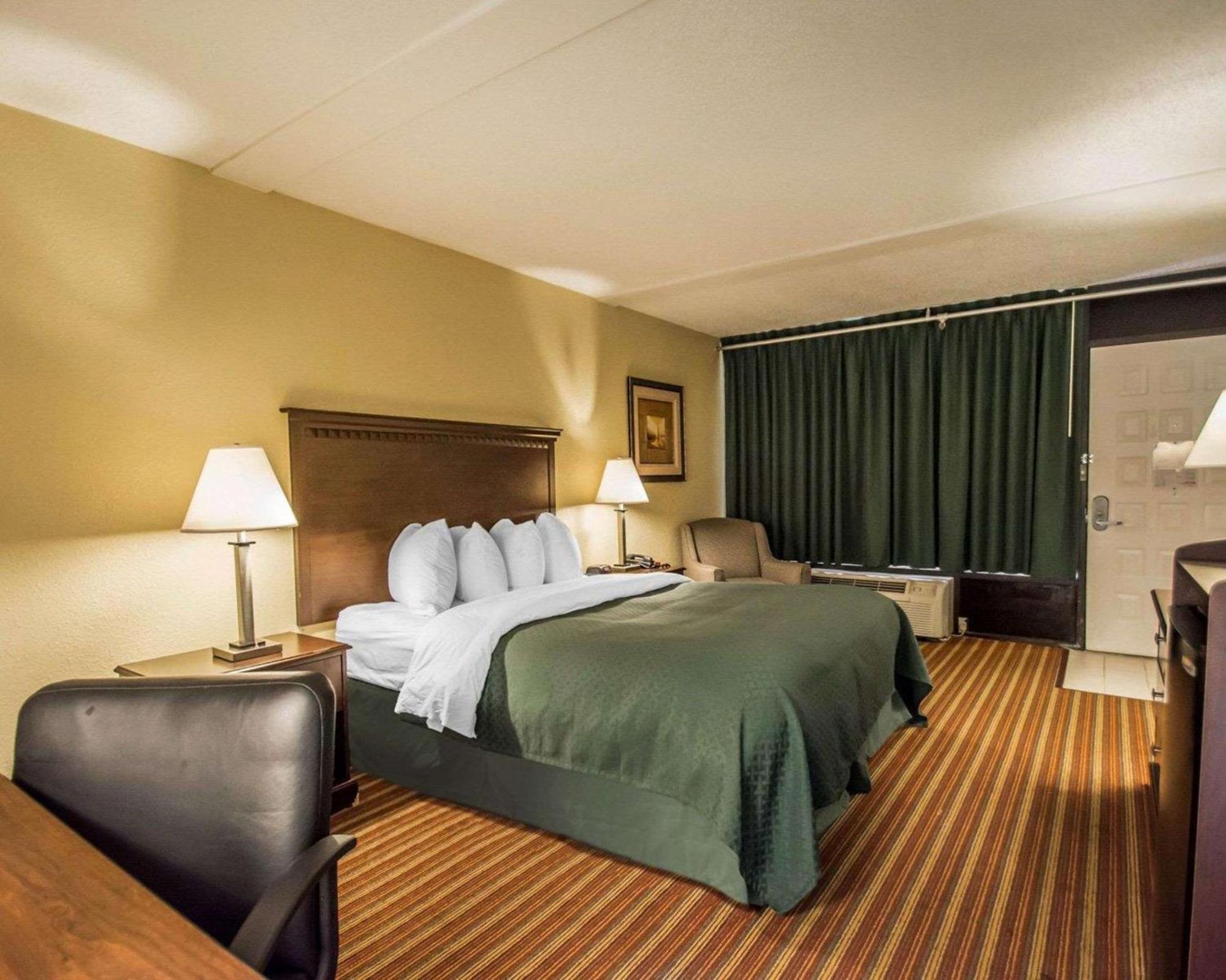 Quality Inn & Suites At Tropicana Field St. Petersburg Exterior photo