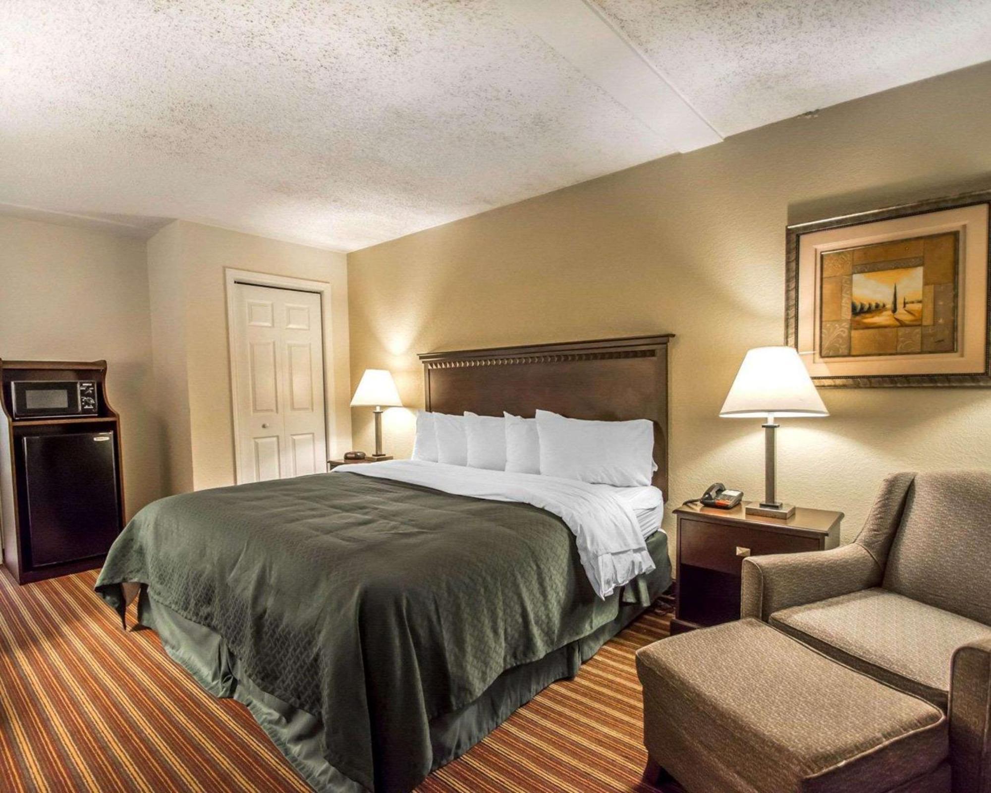 Quality Inn & Suites At Tropicana Field St. Petersburg Exterior photo