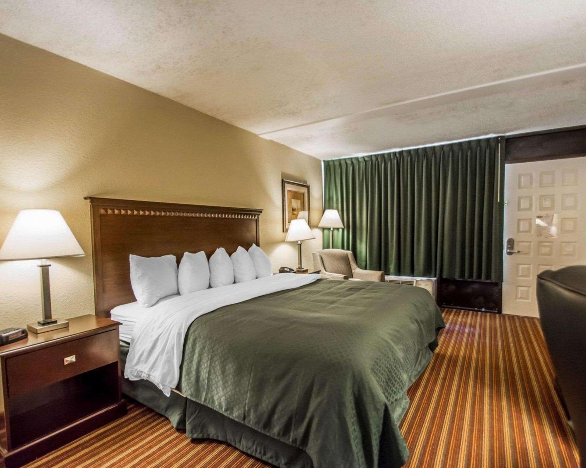 Quality Inn & Suites At Tropicana Field St. Petersburg Exterior photo