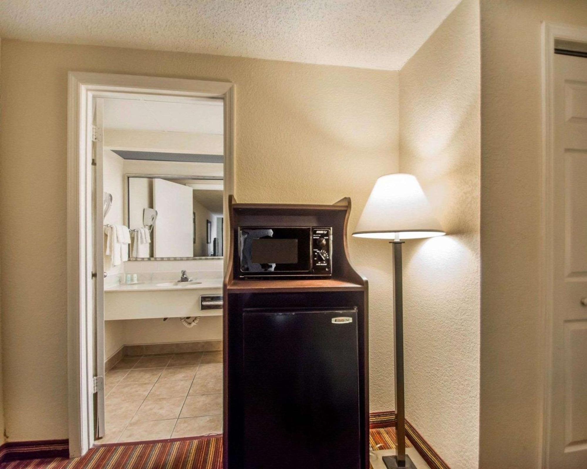 Quality Inn & Suites At Tropicana Field St. Petersburg Exterior photo
