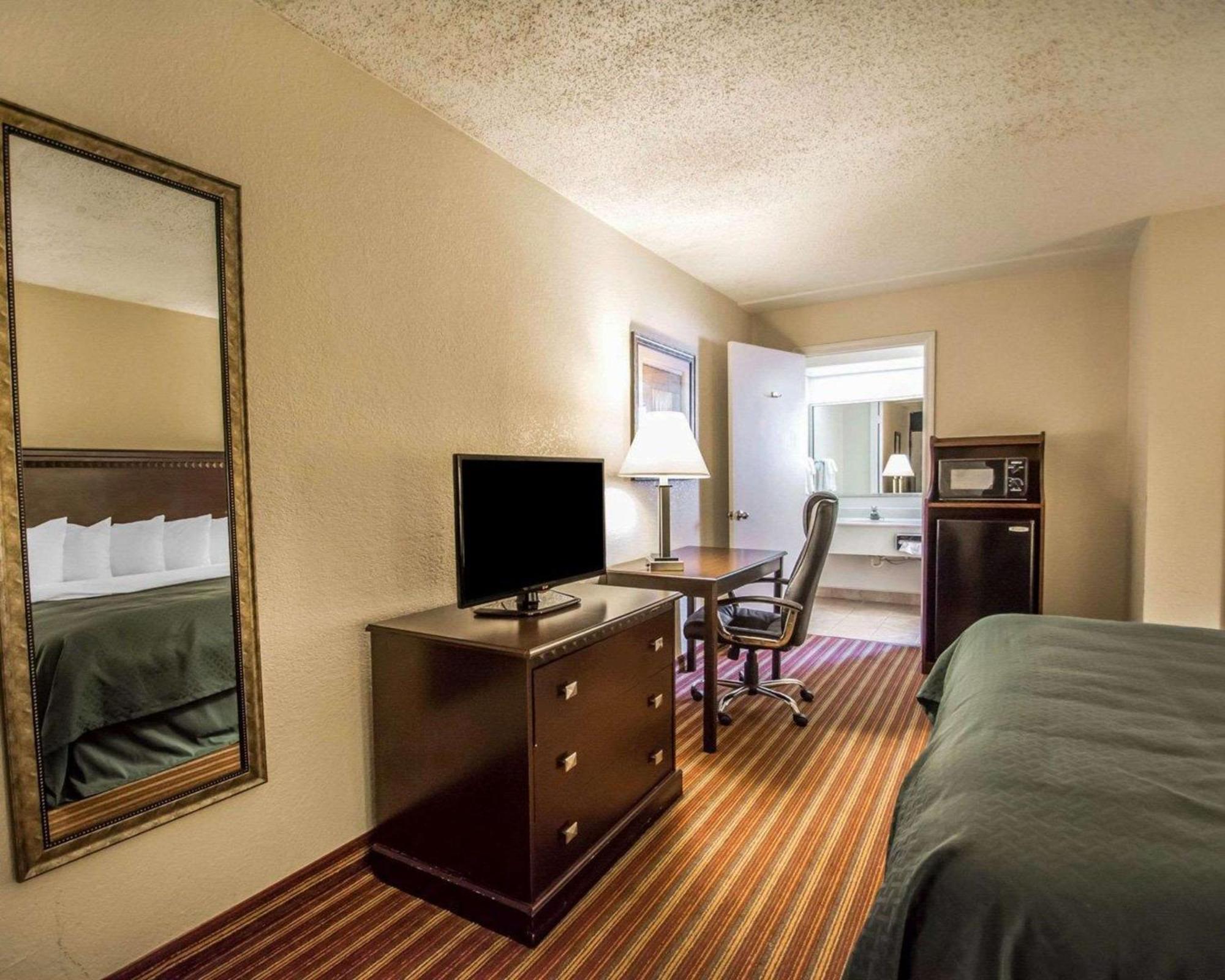 Quality Inn & Suites At Tropicana Field St. Petersburg Exterior photo