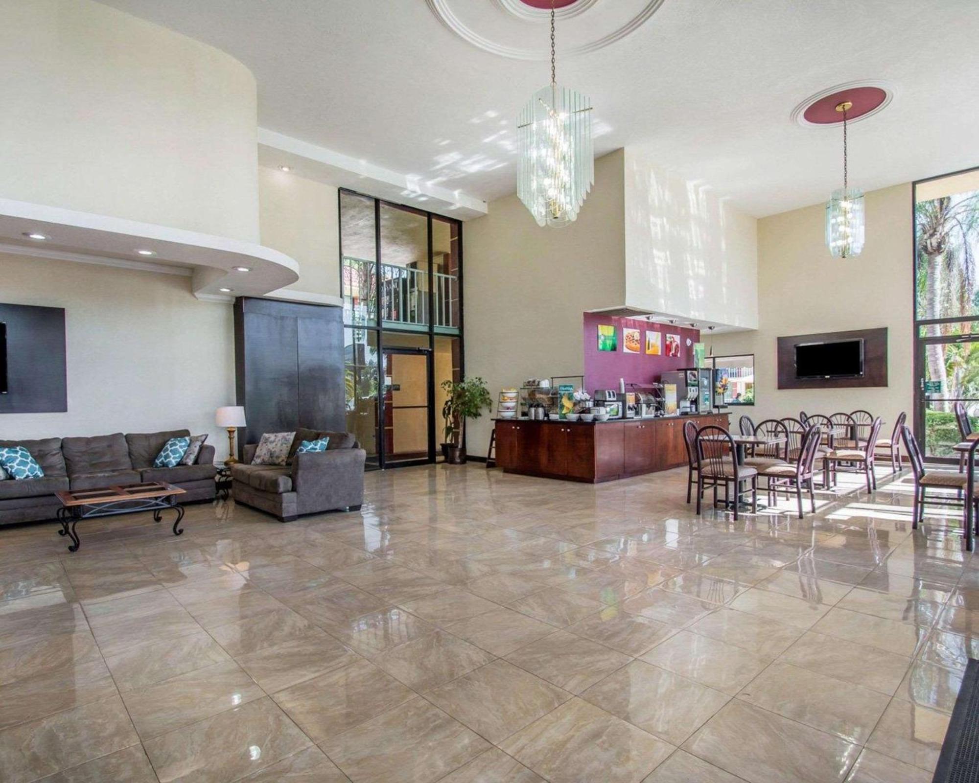 Quality Inn & Suites At Tropicana Field St. Petersburg Exterior photo
