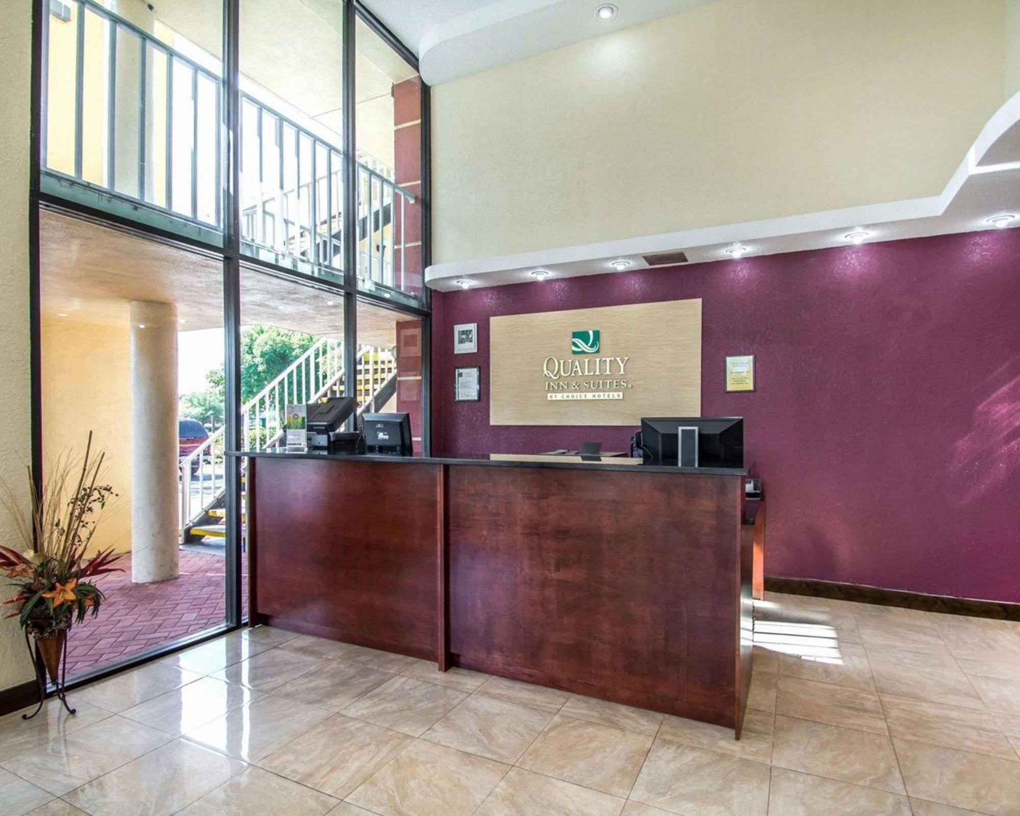 Quality Inn & Suites At Tropicana Field St. Petersburg Exterior photo