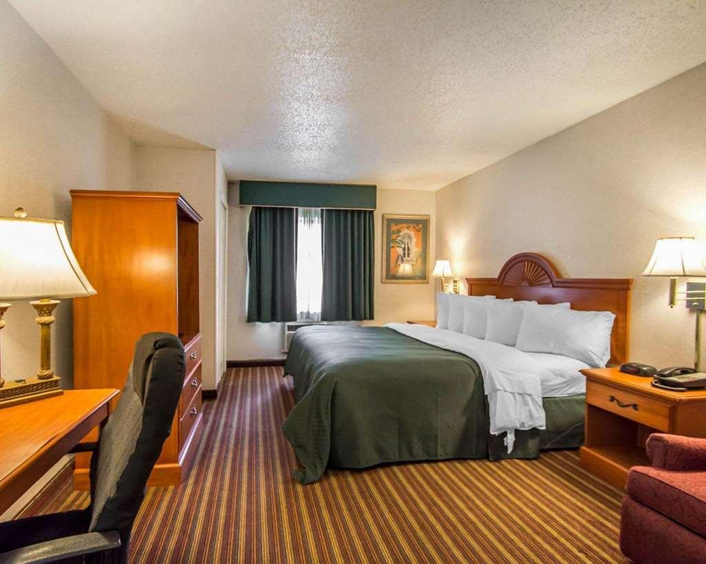 Quality Inn & Suites At Tropicana Field St. Petersburg Room photo