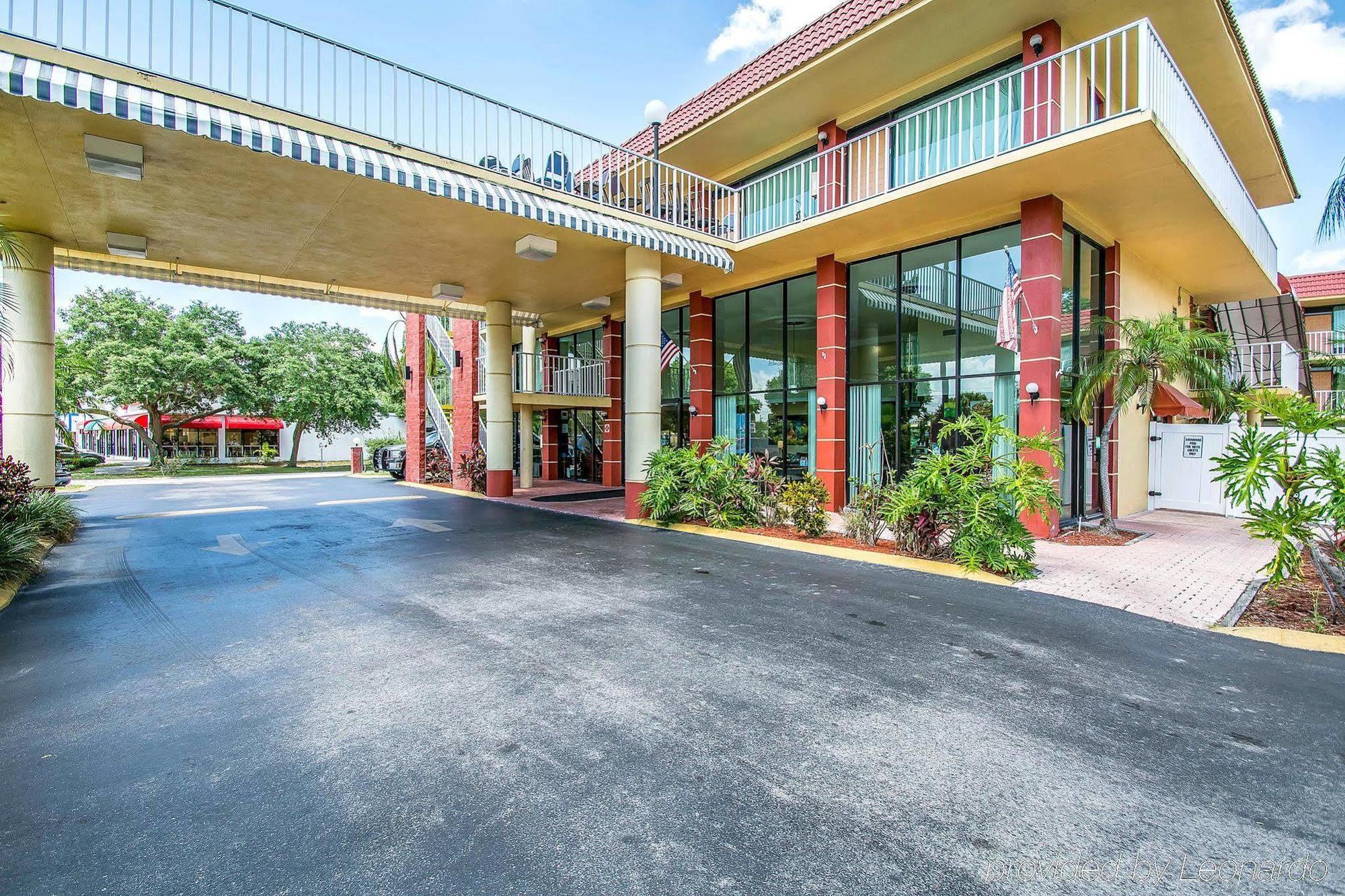 Quality Inn & Suites At Tropicana Field St. Petersburg Exterior photo