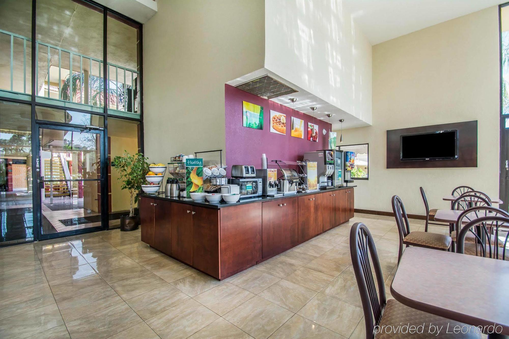 Quality Inn & Suites At Tropicana Field St. Petersburg Exterior photo
