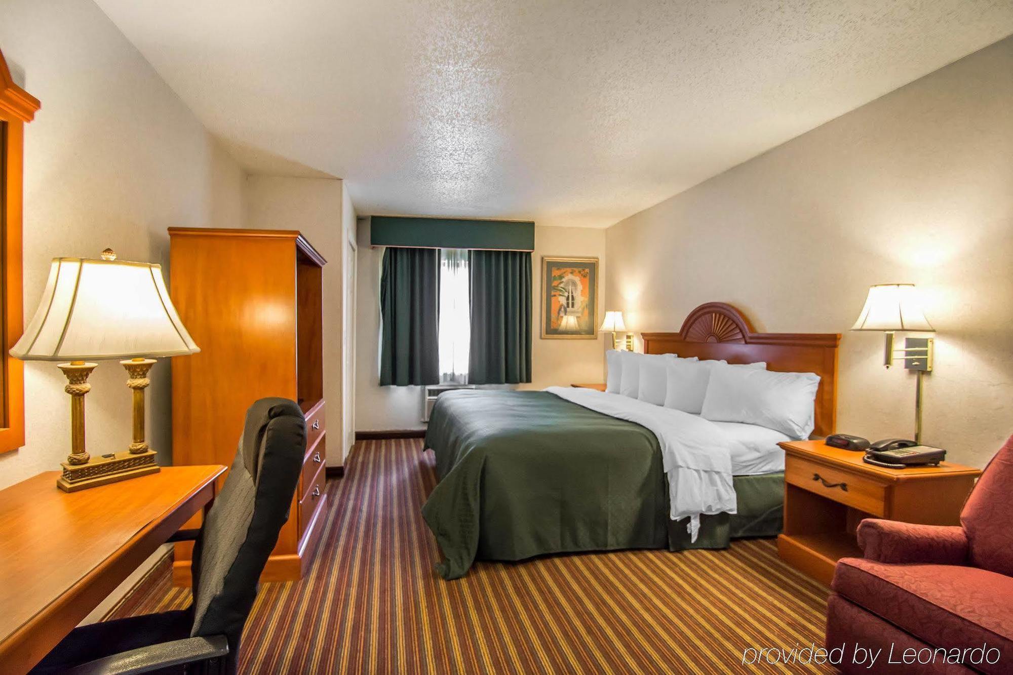 Quality Inn & Suites At Tropicana Field St. Petersburg Exterior photo