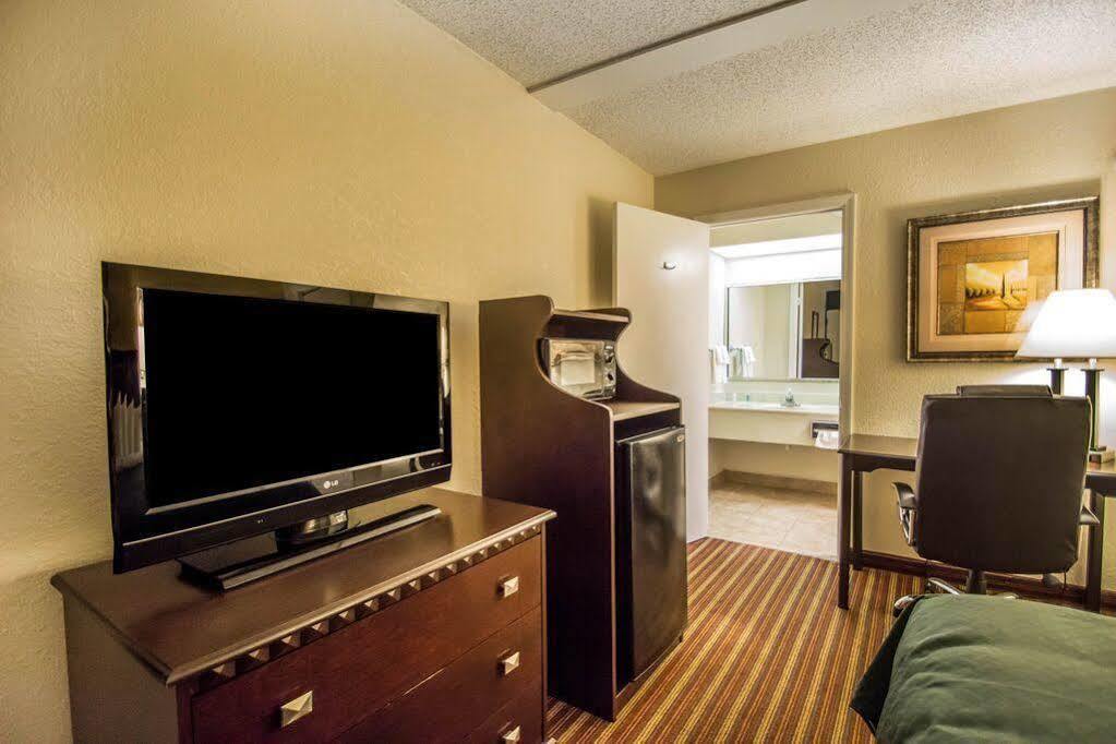 Quality Inn & Suites At Tropicana Field St. Petersburg Exterior photo