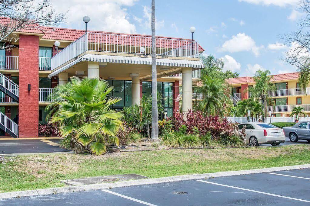 Quality Inn & Suites At Tropicana Field St. Petersburg Exterior photo
