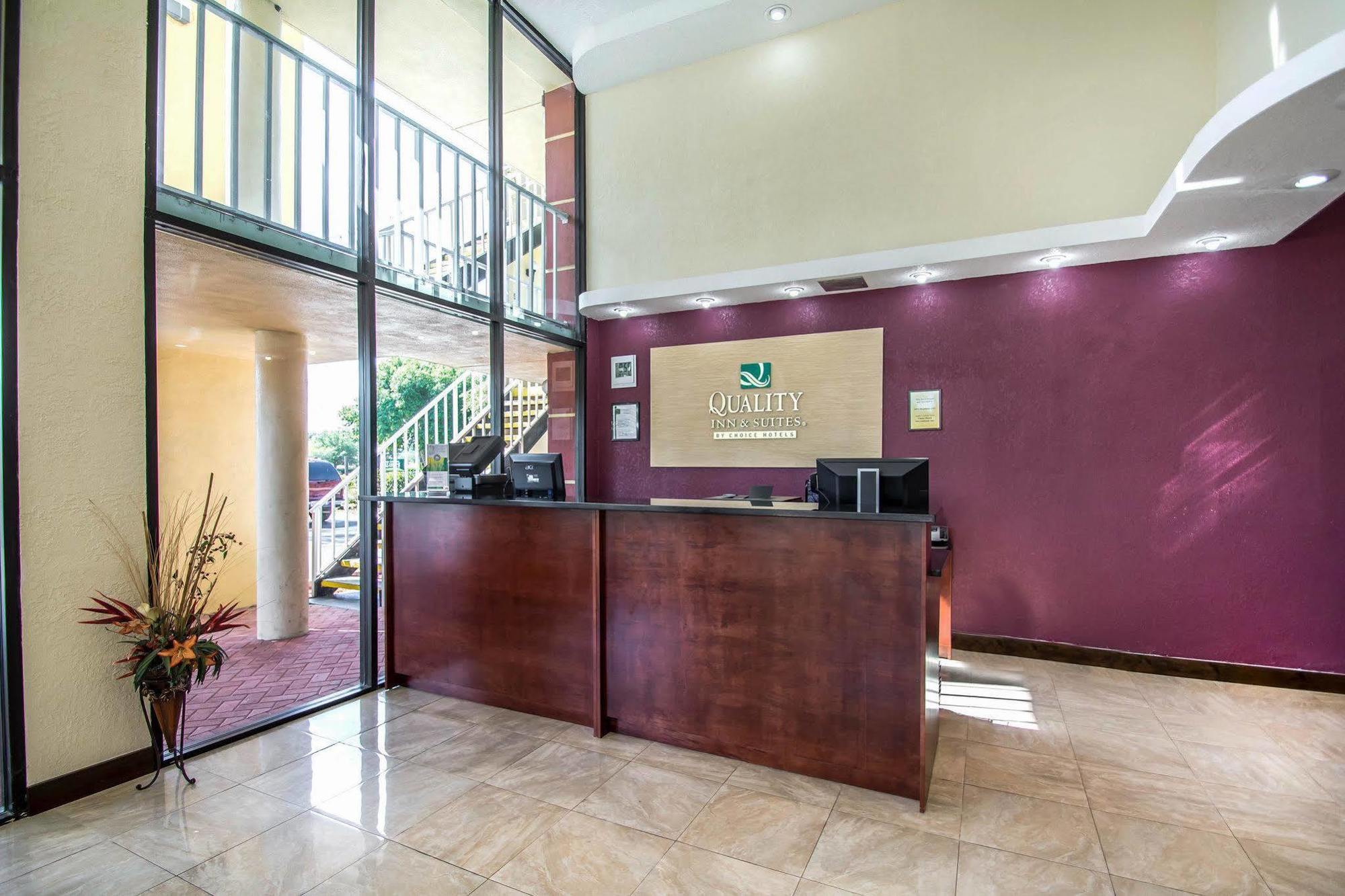 Quality Inn & Suites At Tropicana Field St. Petersburg Exterior photo
