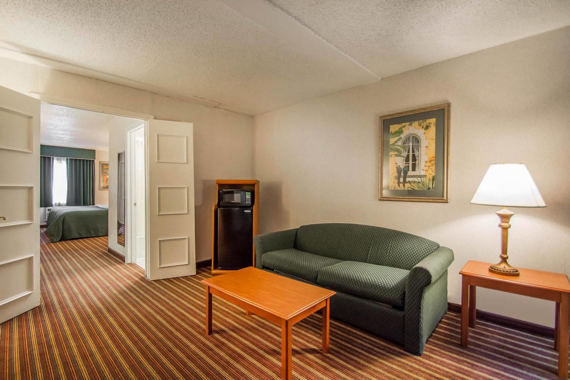 Quality Inn & Suites At Tropicana Field St. Petersburg Exterior photo