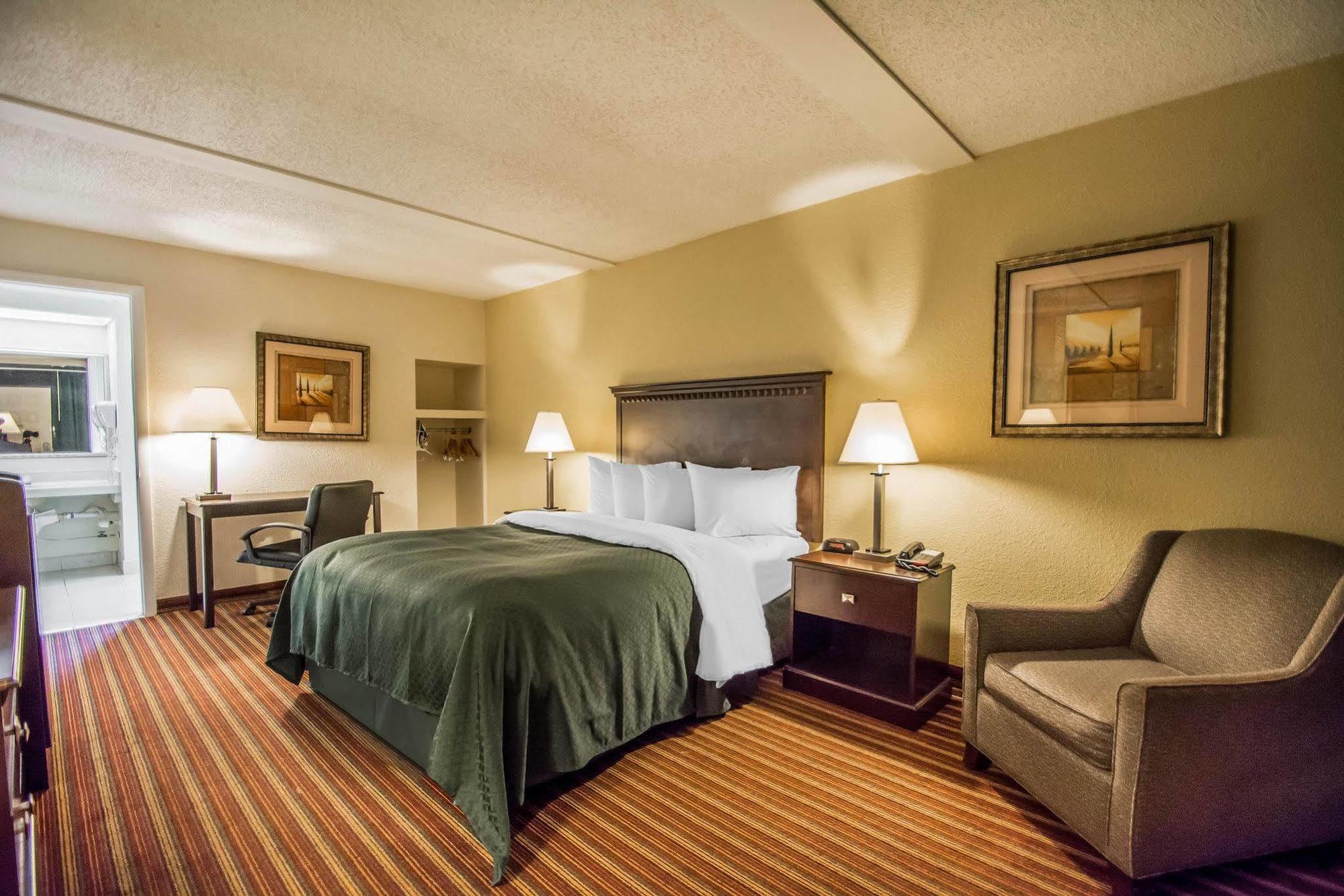 Quality Inn & Suites At Tropicana Field St. Petersburg Exterior photo